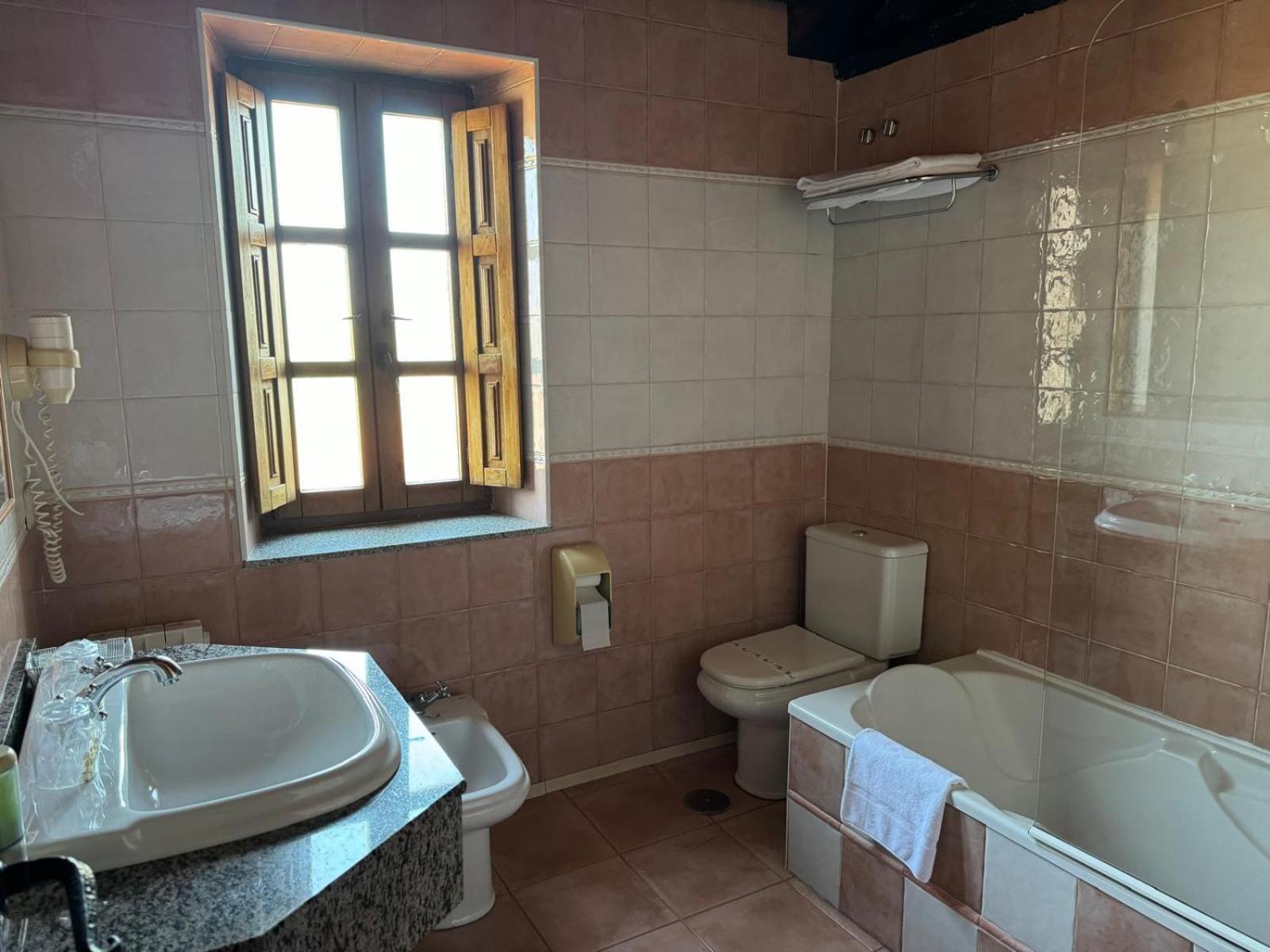Bed and Breakfast La Venta De Quijas Екстер'єр фото