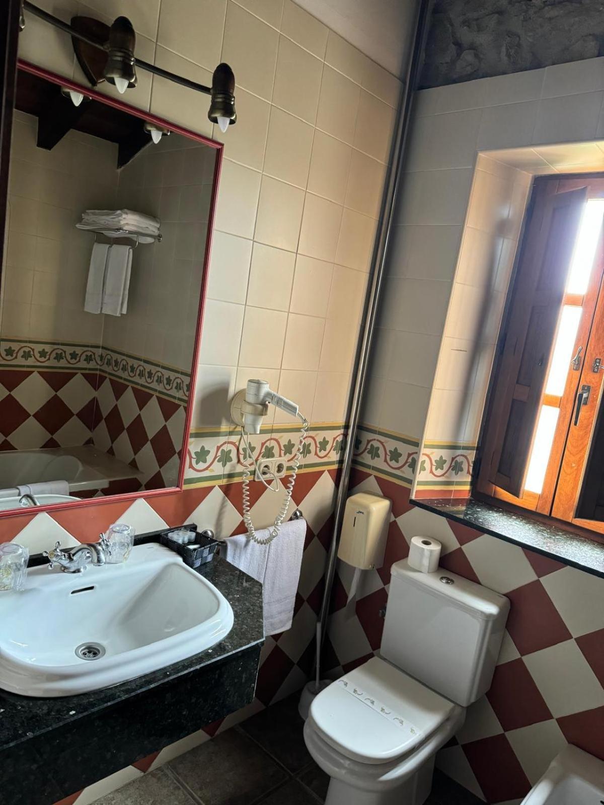 Bed and Breakfast La Venta De Quijas Екстер'єр фото