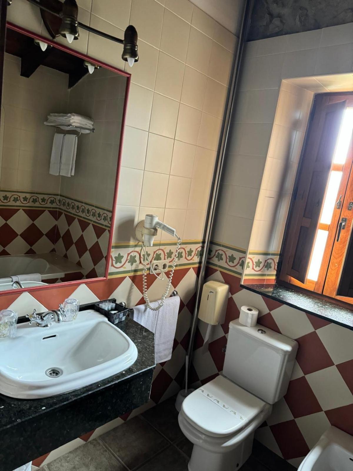Bed and Breakfast La Venta De Quijas Екстер'єр фото