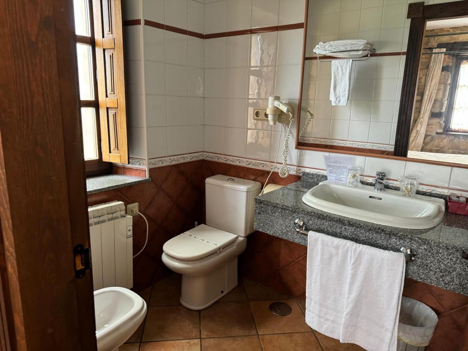 Bed and Breakfast La Venta De Quijas Екстер'єр фото